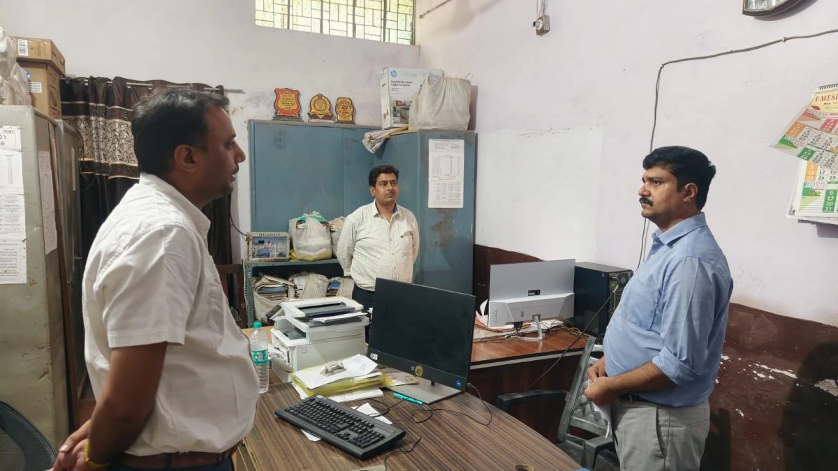 औचक निरीक्षण में बीएसए कार्यालय पहुंचे जिलाधिकारी, अनुपस्थित कर्मचारियों पर की कार्रवाई