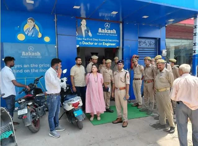 फर्रुखाबाद में प्रशासन का बड़ा एक्शन: कोचिंग सेंटर, होटल और रेस्टोरेंट की जांच, कई संस्थानों को नोटिस