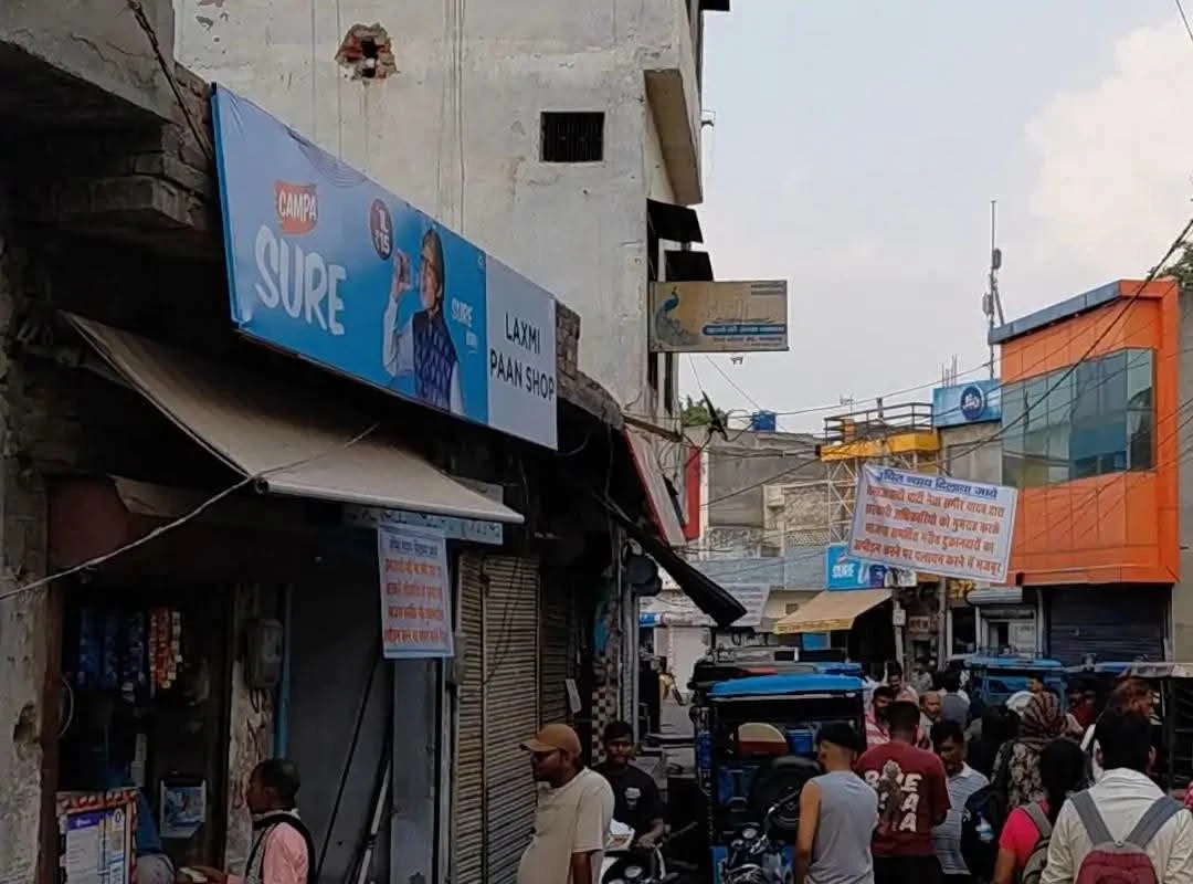 फतेहगढ़ रेलवे रोड पर अतिक्रमण हटाने की कार्रवाई पर बवाल, दुकानदारों ने लगाए विरोध के पोस्टर