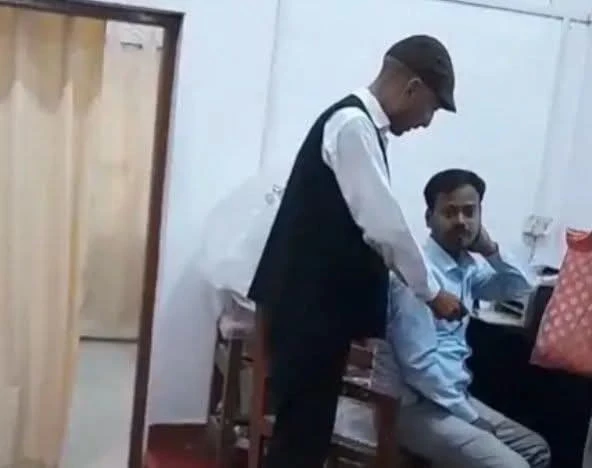 फर्रुखाबाद कलक्ट्रेट में अधिवक्ता से फाइल दिखाने के नाम पर ₹500 लेने का आरोप