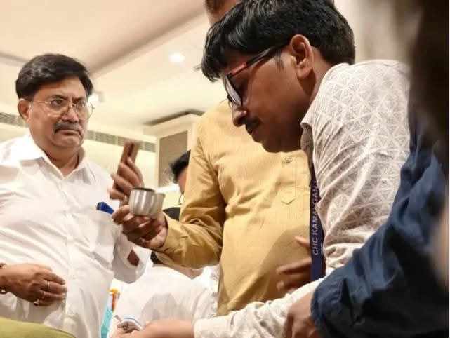 प्रभारी मंत्री के सामने मंच पर बेहोश होकर गिरे विधायक सुशील शाक्य, कार्यक्रम में मचा हड़कंप