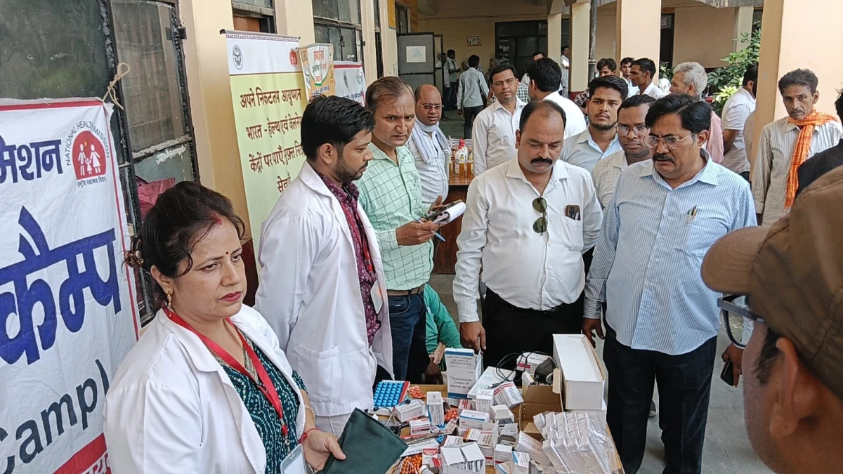 सीएमओ के औचक निरीक्षण से सीएचसी में मचा हड़कंप, गुटखा खाते कर्मचारी पर जुर्माना; गंदगी और अव्यवस्थाओं पर जताई नाराजगी