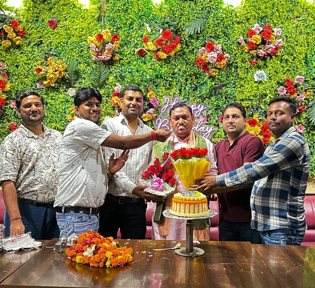 Kasganj news विधायक हरिओम वर्मा ने कार्यकताओं संग केक काटकर मनाया जन्मदिन 