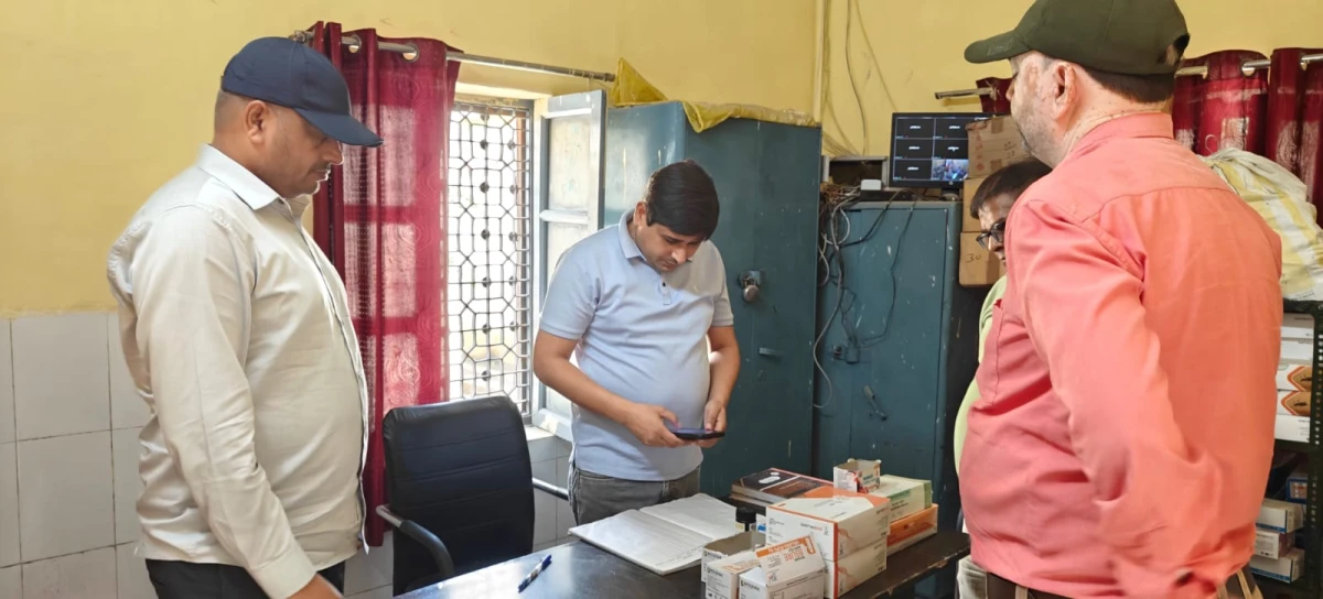एटा: पीएचसी मिरहची में औचक निरीक्षण, लापरवाही पर लैब टेक्नीशियन का वेतन रुका