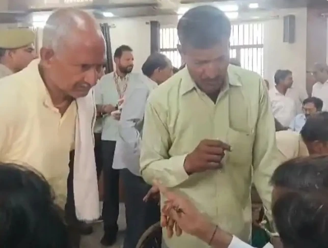 जिंदा किसान को सरकारी रिकॉर्ड में कर दिया मृत, योजनाओं का लाभ बंद; डीएम से लगाई न्याय की गुहार