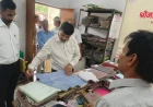 जिलाधिकारी ने विनियमित क्षेत्र कार्यालय का किया औचक निरीक्षण