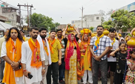 Kasganj news अमापुर शीतला माता मंदिर पर ध्वज स्थापना संग नौ दिवसीय श्रीराम कथा महोत्सव का आयोजन प्रारम्भ 