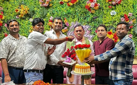Kasganj news विधायक हरिओम वर्मा ने कार्यकताओं संग केक काटकर मनाया जन्मदिन 