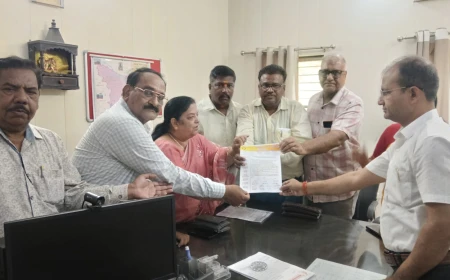 Farrukhabad News :  बिजली बिलों पर 10% ईंधन अधिभार बढ़ोतरी के विरोध में व्यापारियों ने सौंपा ज्ञापन