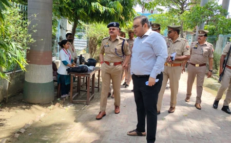 Kasganj news जिलाधिकारी प्रणय सिंह एवं पुलिस अधीक्षक ओम प्रकाश सिंह ने पुलिस आरक्षी भर्ती परीक्षा केंद्रों का किया निरीक्षण।