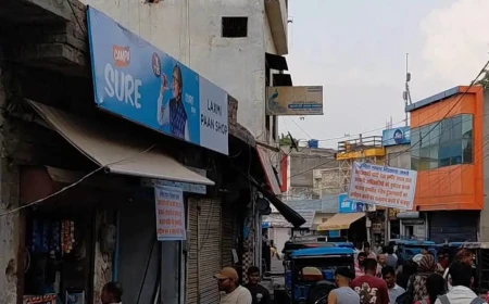 फतेहगढ़ रेलवे रोड पर अतिक्रमण हटाने की कार्रवाई पर बवाल, दुकानदारों ने लगाए विरोध के पोस्टर