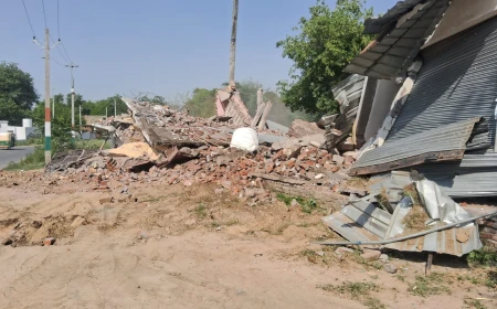 Etah News : अलीगंज ग्राम समाज की भूमि से एसडीएम कोर्ट के आदेश पर  अवैध निर्माण ध्वस्त