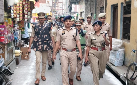 Kasganj news मोहर्रम के दृष्टिगत कासगंज पुलिस का फ्लैग मार्च, आमजन में जगाया सुरक्षा का भाव