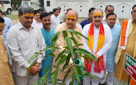 Kasganj news मा0 प्रभारी मंत्री भूपेंद्र सिंह चौधरी ने बरगद का पौधा रोपकर दिया पर्यावरण संरक्षण का संदेश।