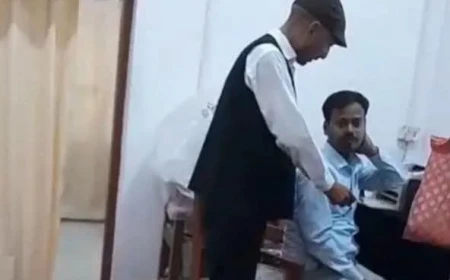 फर्रुखाबाद कलक्ट्रेट में अधिवक्ता से फाइल दिखाने के नाम पर ₹500 लेने का आरोप