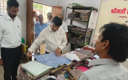 जिलाधिकारी ने विनियमित क्षेत्र कार्यालय का किया औचक निरीक्षण