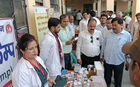 सीएमओ के औचक निरीक्षण से सीएचसी में मचा हड़कंप, गुटखा खाते कर्मचारी पर जुर्माना; गंदगी और अव्यवस्थाओं पर जताई नाराजगी