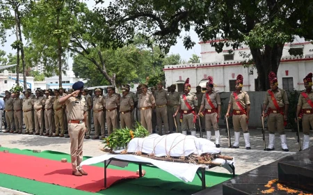 निरीक्षक नवीन कुमार यादव की सड़क दुर्घटना में मृत्यु,  पुलिस लाइन में दी गई शोक सलामी