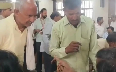 जिंदा किसान को सरकारी रिकॉर्ड में कर दिया मृत, योजनाओं का लाभ बंद; डीएम से लगाई न्याय की गुहार