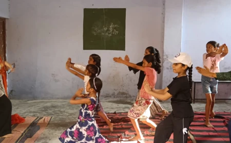 जर्जर भवन का छज्जा गिरा, बड़ा हादसा टला: 65 बच्चों की सुरक्षा पर मंडराया खतरा