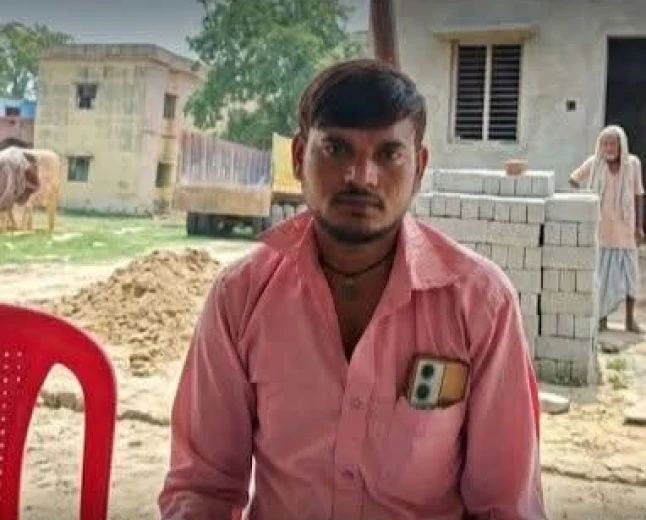 फर्रुखाबाद: झूठी शिकायत से रुका गरीब का आशियाना, परिवार खुले आसमान के नीचे