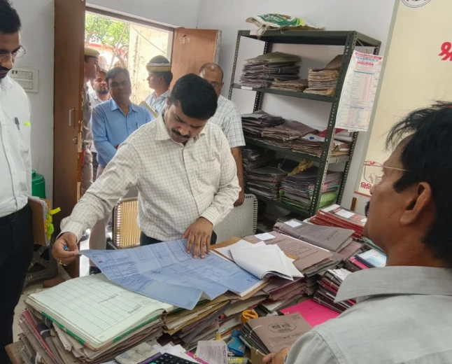 जिलाधिकारी ने विनियमित क्षेत्र कार्यालय का किया औचक निरीक्षण