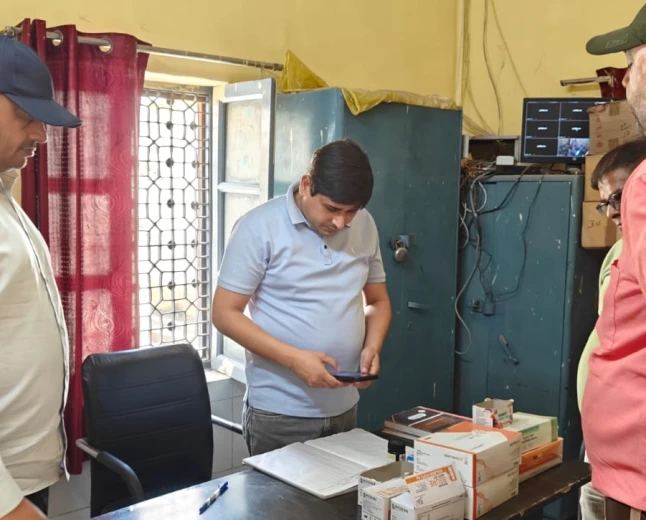 एटा: पीएचसी मिरहची में औचक निरीक्षण, लापरवाही पर लैब टेक्नीशियन का वेतन रुका