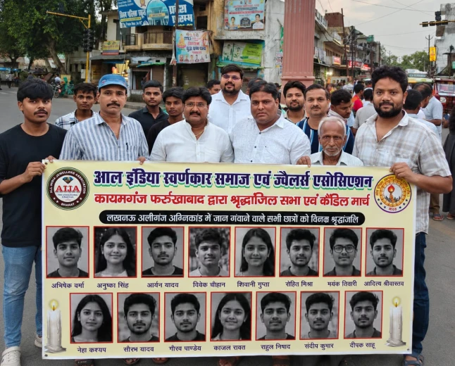 डालीगंज अग्निकांड के मृतक छात्रों को स्वर्णकार समाज ने दी भावभीनी श्रद्धांजलि, निकाला कैंडल मार्च