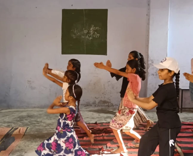 जर्जर भवन का छज्जा गिरा, बड़ा हादसा टला: 65 बच्चों की सुरक्षा पर मंडराया खतरा