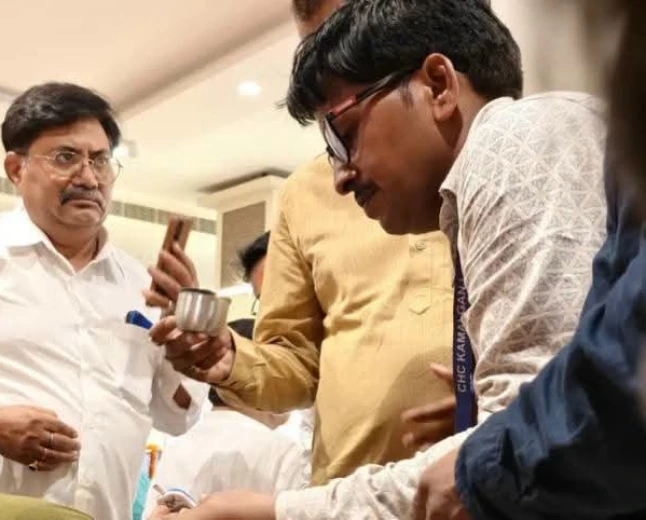 प्रभारी मंत्री के सामने मंच पर बेहोश होकर गिरे विधायक सुशील शाक्य, कार्यक्रम में मचा हड़कंप