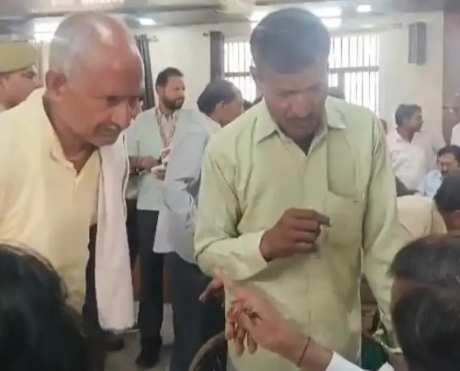 जिंदा किसान को सरकारी रिकॉर्ड में कर दिया मृत, योजनाओं का लाभ बंद; डीएम से लगाई न्याय की गुहार