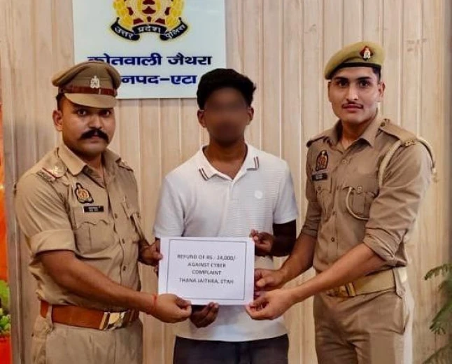 एटा पुलिस की साइबर टीमों ने ठगी के शिकार दो पीड़ितों को लौटाए 34 हजार रुपये