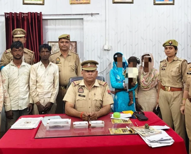 Kasganj news थाना ढोलना पुलिस की बड़ी कार्यवाही । गाड़ी में लिफ्ट देकर चोरी करने वाले गिरोह का किया भांडाफोड़, 05 अभियुक्तगण को किया गिरफ्तार