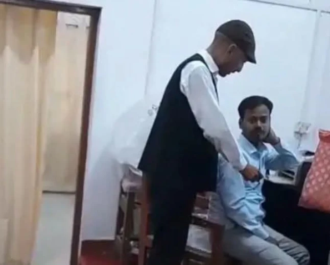 फर्रुखाबाद कलक्ट्रेट में अधिवक्ता से फाइल दिखाने के नाम पर ₹500 लेने का आरोप