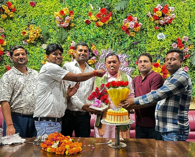 Kasganj news विधायक हरिओम वर्मा ने कार्यकताओं संग केक काटकर मनाया जन्मदिन 
