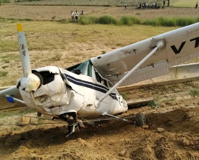 Kasganj news कासगंज विमान हादसा 33 केवी हाईटेंशन लाइन से टकराया ; ट्रेनी पायलट मौत के मुहाने से लौटी