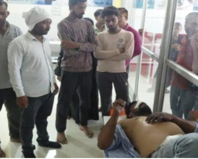 गैस चेकिंग के दौरान फटा एसी कंप्रेसर, दो लोग गंभीर रूप से घायल, धमाके से दहला इलाका