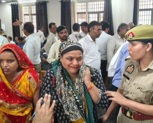 अपनी ही जमीन पर निर्माण से रोकी गई महिला, समाधान दिवस में छलके आंसू