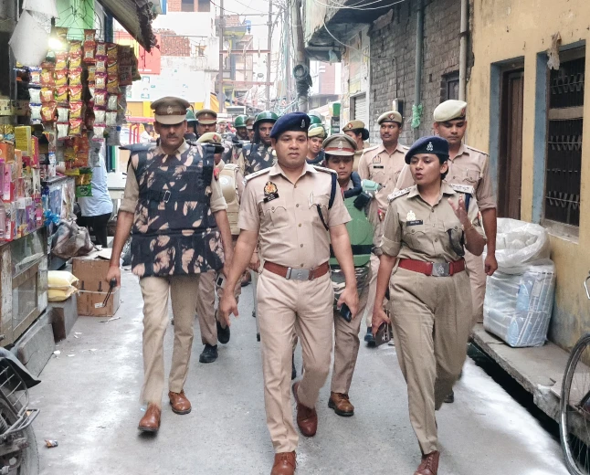Kasganj news मोहर्रम के दृष्टिगत कासगंज पुलिस का फ्लैग मार्च, आमजन में जगाया सुरक्षा का भाव