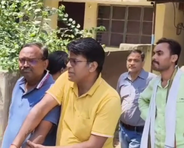 फर्रुखाबाद में  विजिलेंस का छापा, 24 हजार की रिश्वत लेते खनन अधिकारी समेत 2 गिरफ्तार
