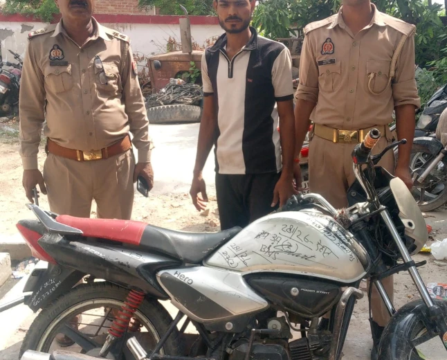 एटा पुलिस ने तीन वाहन चोर दबोचे, दो चोरी की बाइक बरामद