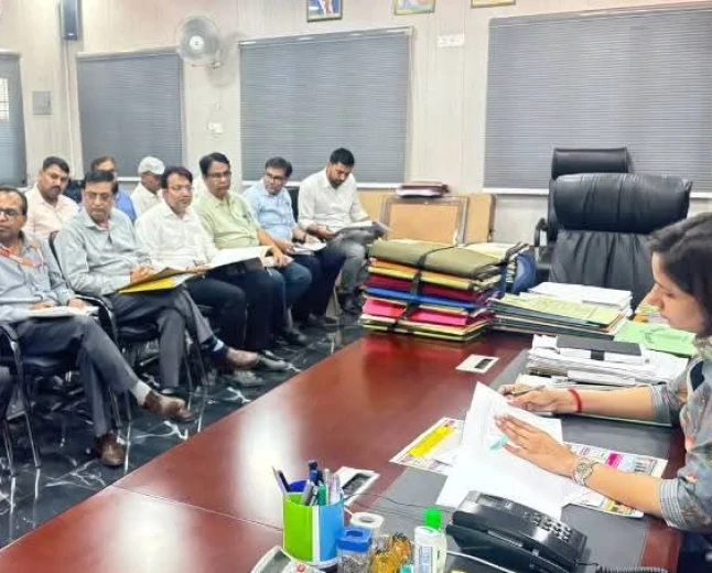 बाढ़ से निपटने को फर्रुखाबाद प्रशासन पूरी तरह सतर्क, डीएम डॉ. अंकुर लाठर ने अधिकारियों को दिए सख्त निर्देश