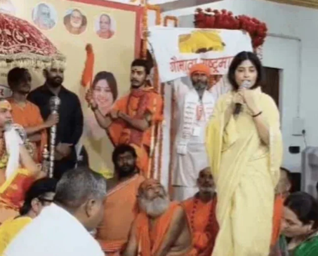 डिंपल यादव ने शंकराचार्य अविमुक्तेश्वरानंद से लिया आशीर्वाद, सपा के पूर्ण समर्थन का दिया भरोसा