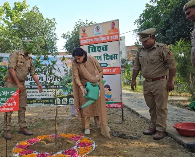विश्व पर्यावरण दिवस पर डीएम ने किया वृक्षारोपण