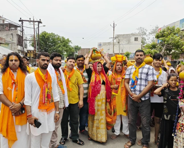 Kasganj news अमापुर शीतला माता मंदिर पर ध्वज स्थापना संग नौ दिवसीय श्रीराम कथा महोत्सव का आयोजन प्रारम्भ 