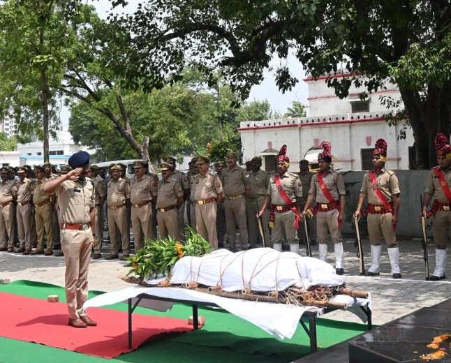 निरीक्षक नवीन कुमार यादव की सड़क दुर्घटना में मृत्यु,  पुलिस लाइन में दी गई शोक सलामी