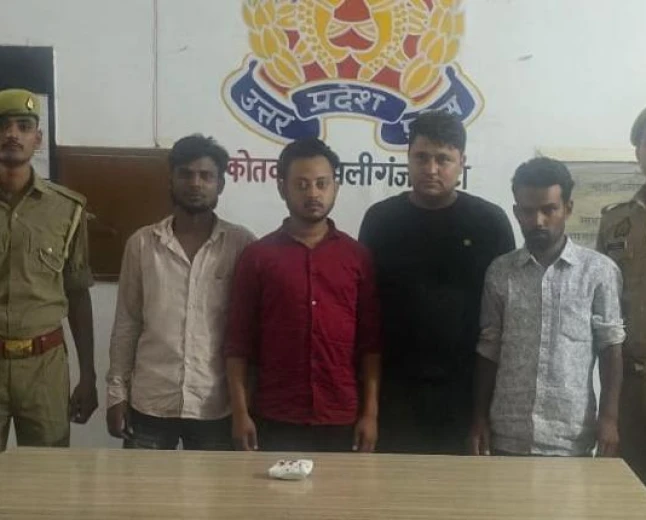 अलीगंज पुलिस ने जुआ खेलते 4 अभियुक्तों को किया गिरफ्तार, ₹15,840 नकद व ताश के पत्ते बरामद