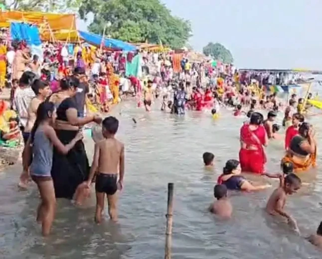 सोमवती अमावस्या पर उमड़ा आस्था का सैलाब, 20 हजार श्रद्धालुओं ने गंगा में लगाई डुबकी