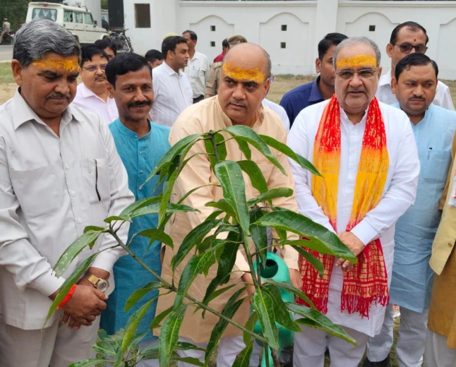 Kasganj news मा0 प्रभारी मंत्री भूपेंद्र सिंह चौधरी ने बरगद का पौधा रोपकर दिया पर्यावरण संरक्षण का संदेश।