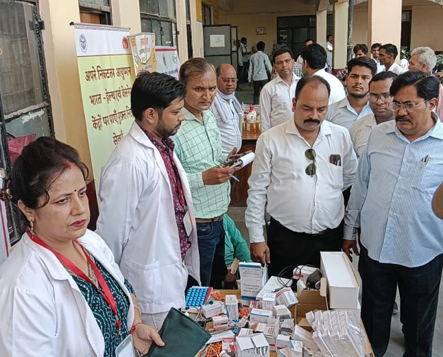 सीएमओ के औचक निरीक्षण से सीएचसी में मचा हड़कंप, गुटखा खाते कर्मचारी पर जुर्माना; गंदगी और अव्यवस्थाओं पर जताई नाराजगी